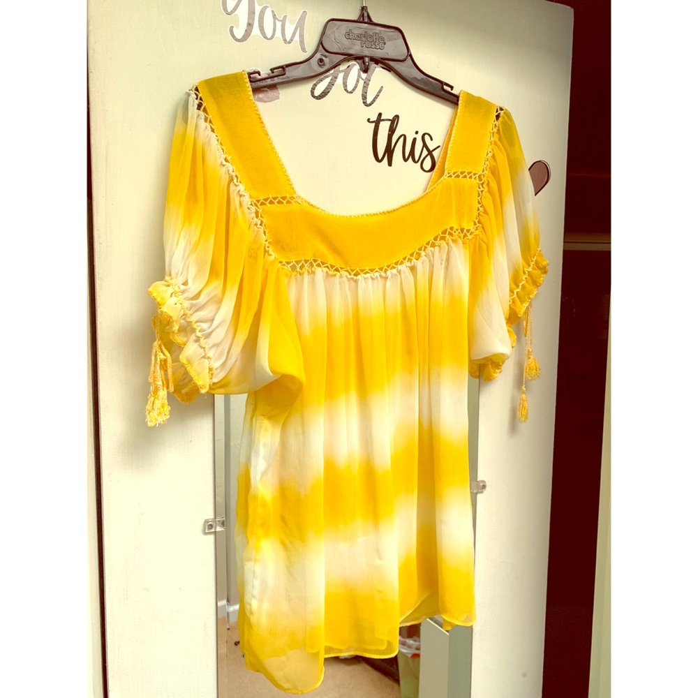 Yellow blouse☀️